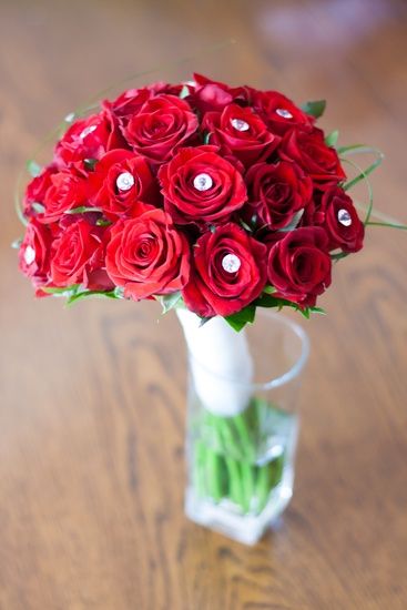 red-bouquet-roses-bridal-large